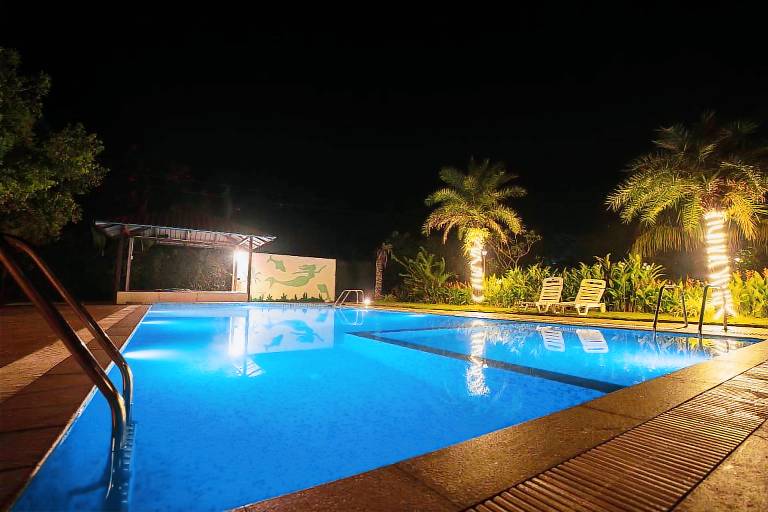Serviced apartment with pool, garden & patio — photo 3
