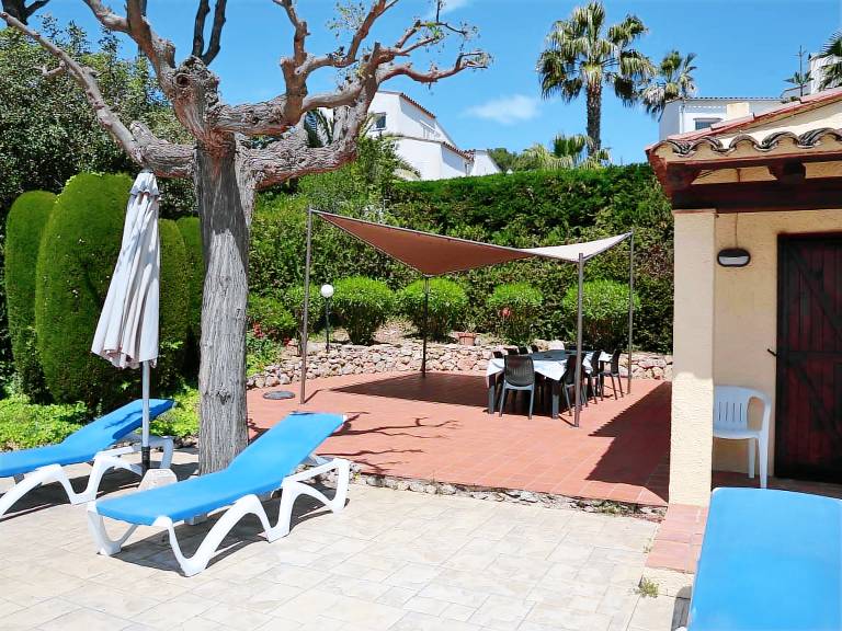 Vacation home with private pool, garden & barbecue — photo 5