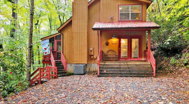 Vacation home with jacuzzi | Pets allowed in Maggie Valley, NC