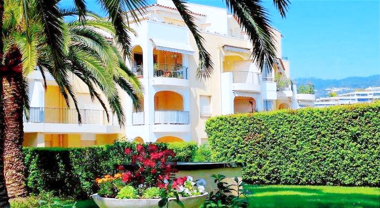 Lovely holiday apartment with pool | Pet-friendly in Mandelieu-La-Napoule
