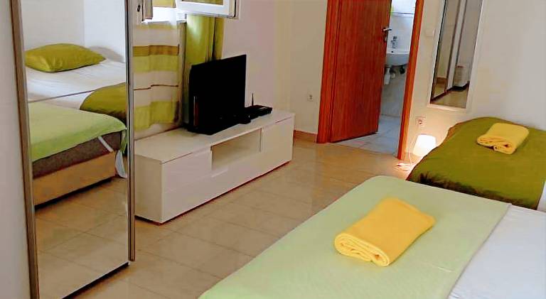 Apartment with 1 room for 4 persons in Vodice