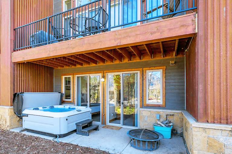Luxury Ski In/Out Townhome on Creek - Views - Ski in/Out - Hot Tub — photo 3