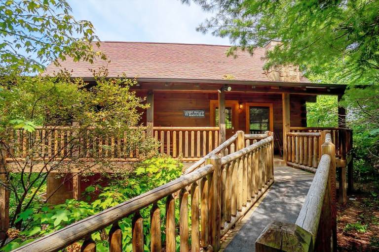 Cabin with private pool — photo 2