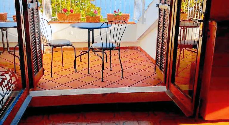 House with patio & yard — photo 4