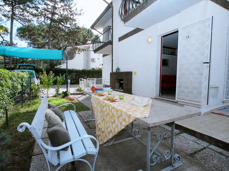 Vacation home with BBQ, patio & yard — photo 2