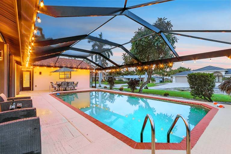 WALK TO BEACH • Waterfront •Direct Gulf Access •South Facing Heated Pool • 4 Kings — photo 3