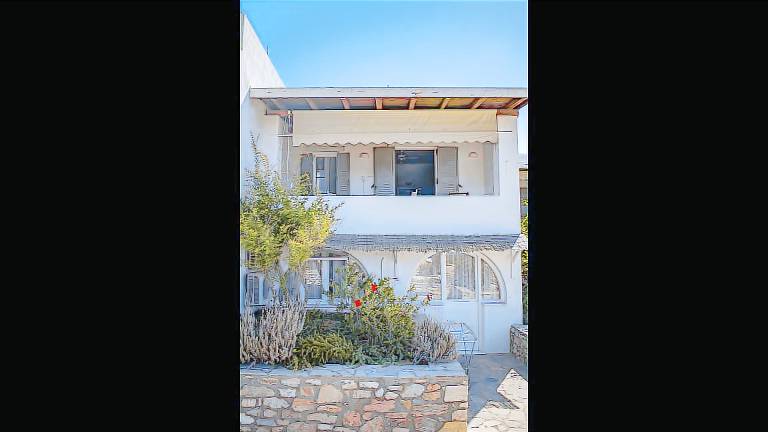 Villa with terrace, private pool & yard — photo 3