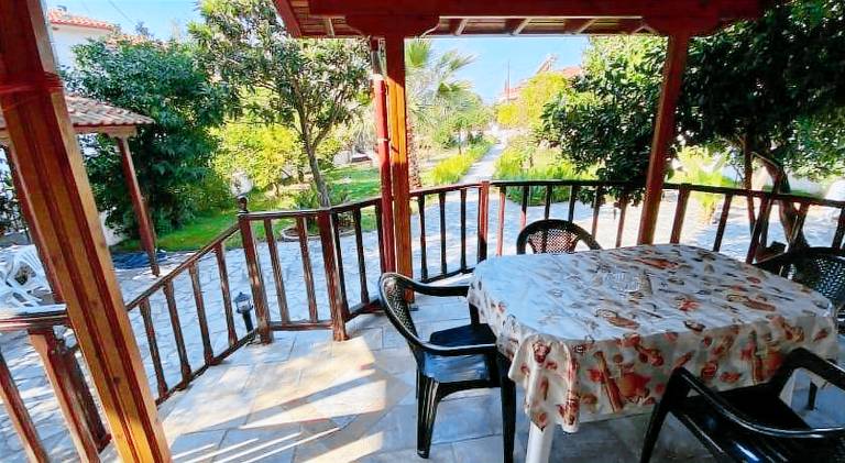 Rental apartment with terrace & yard — photo 4