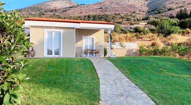 House with terrace & yard — photo 3