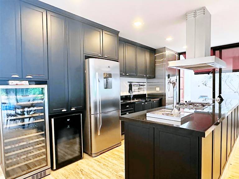 Family-friendly charming house with barbeque, yard & private pool | Pet-friendly — photo 3