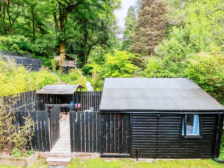 Cottage with grill, hot tub & yard — photo 2