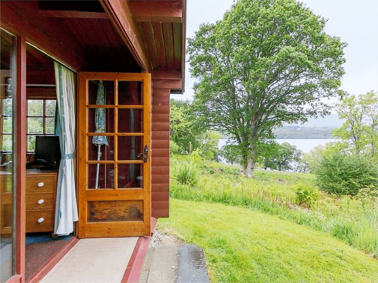 Lodge with yard | Water view — photo 3