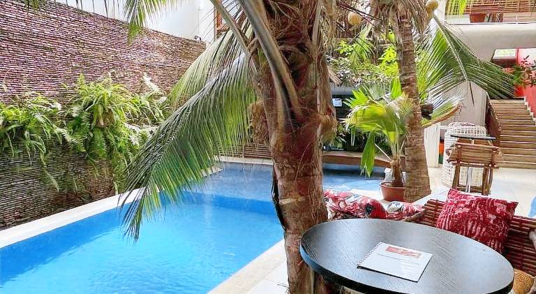 Serviced apartment with hot tub, yard & private pool — photo 2