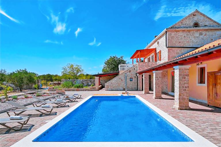 Pleasant villa with pool, hot tub & barbeque | Dogs allowed in Biograd na Moru