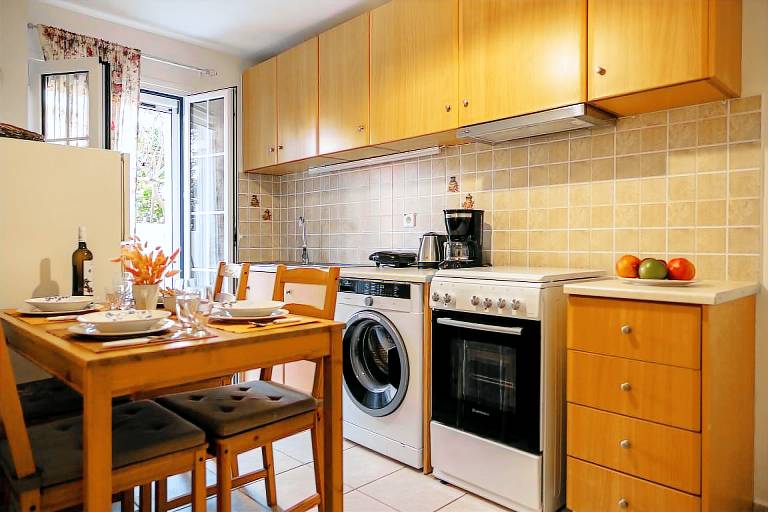Fully equipped apartment with yard | Pet-friendly — photo 3