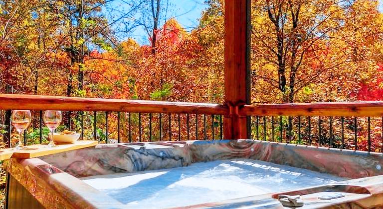 Chalet with pool & hot tub — photo 4