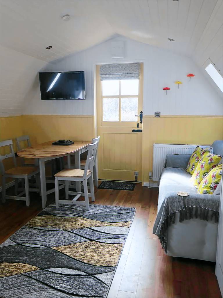 Bumblebee Cottage Lakeside Property — photo 4