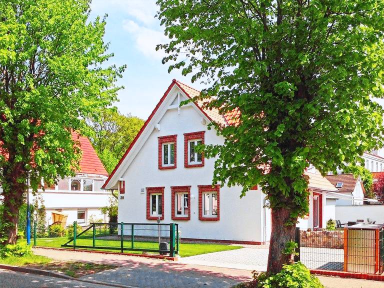 Fully equipped ample house with barbeque & jacuzzi | Pets are welcome in Graal Mueritz