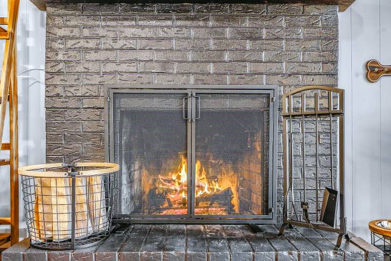Firefly Lookout: Pet Friendly, Free Attraction Tickets, Hot Tub & Fireplace — photo 5
