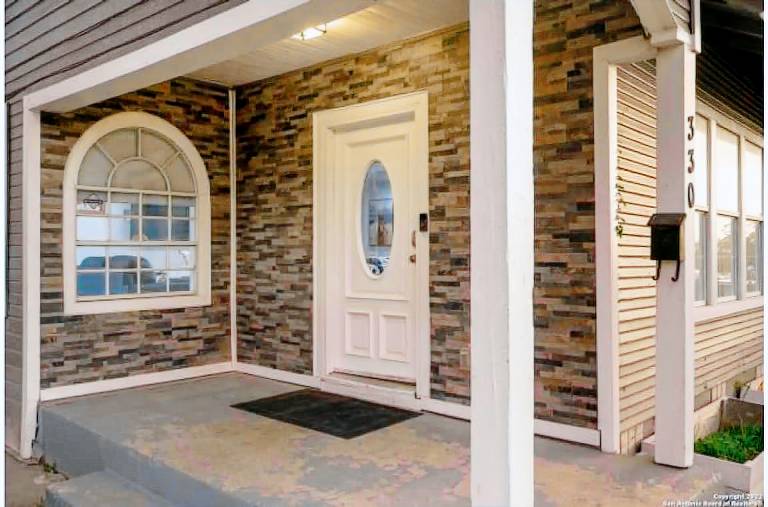 Experience Serenity in a 4BR 3BA Downtown Home