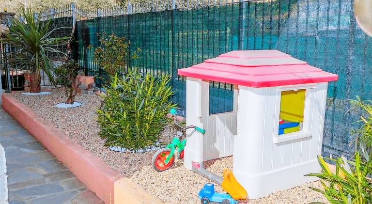 Apartment with yard — photo 4