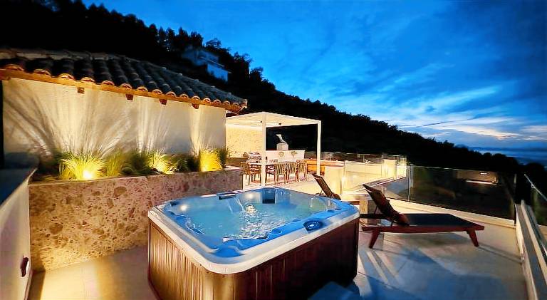 Villa with grill, yard & patio in Igoumenitsa