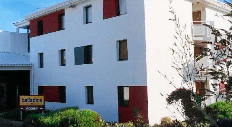 Serviced apartment with pool & patio | Dogs allowed — photo 4