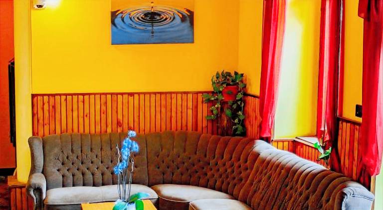 Serviced apartment with patio & yard | Pet-friendly — photo 2