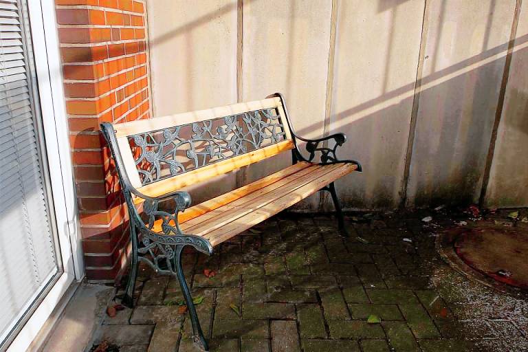 Ihre kleine Auszeit an der Nordsee: modern eingerichtete Wohnung mit Wohnbereich, Küchenzeile, Doppelbett-Schlafzimmer, Dusche/WC und Freisitz vor der Tür. Haustiere sind hier willkommen! — photo 3
