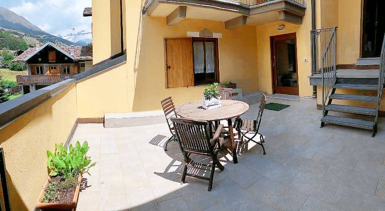 Pleasant serviced apartment with patio & yard | Pets allowed — photo 5