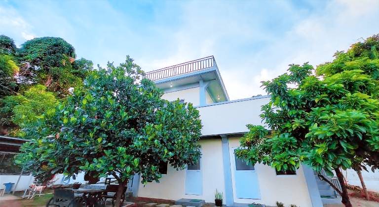 Lodge with BBQ, terrace & garden in Mabini