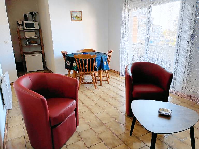 Holiday apartment with patio — photo 4