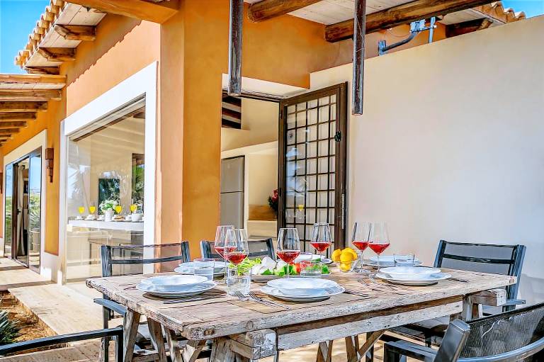 Family-friendly villa with yard, private pool & barbeque | Pool view | Dogs allowed — photo 3