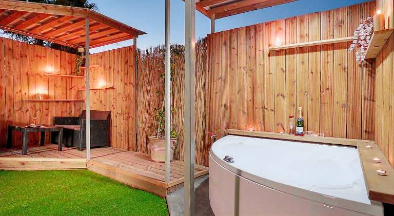Beautiful house with patio, jacuzzi & yard | Pet-friendly — photo 2