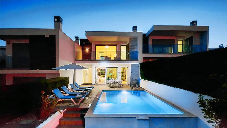Villa with BBQ, private pool & yard in Albufeira