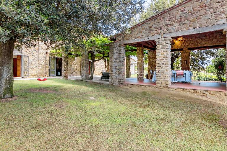 Villa with private pool, barbecue & garden | Pool view | Suitable for remote work — photo 5