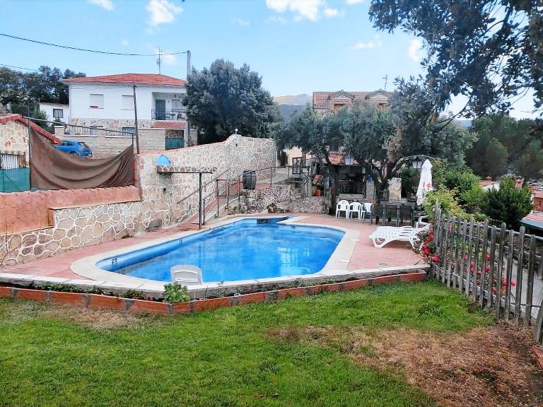 House with pool, yard & BBQ — photo 5