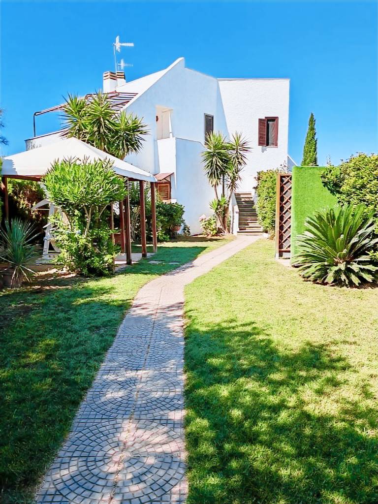 Villa with yard & patio | Garden view — photo 2