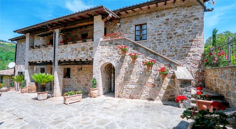 Serviced apartment with pool & garden in Valfabbrica