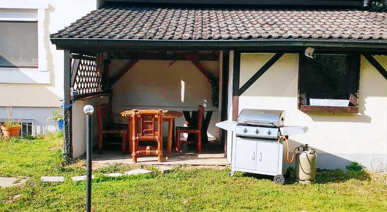 Holiday apartment with yard & patio — photo 5
