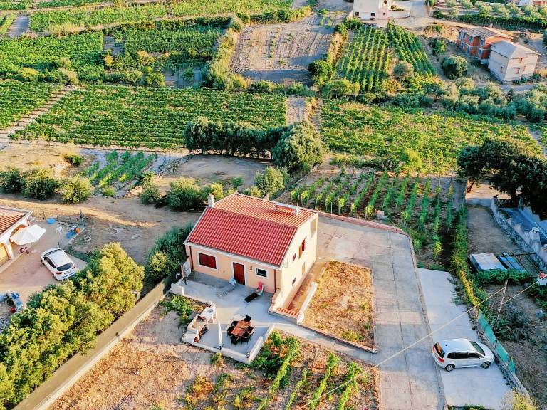 Fully equipped lovely vacation home with terrace & yard | Dogs allowed — photo 3