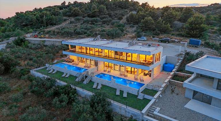 Villa with barbecue, terrace & private pool | Perfect for remote work | Pets are welcome in Vodice