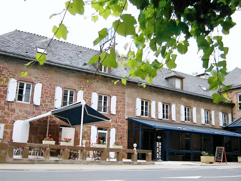 Logis Hotel Restaurant Les 2 Rives - A75, en bordure de riviere in Banassac