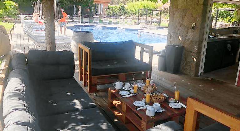 Serviced apartment with pool, garden & patio — photo 5