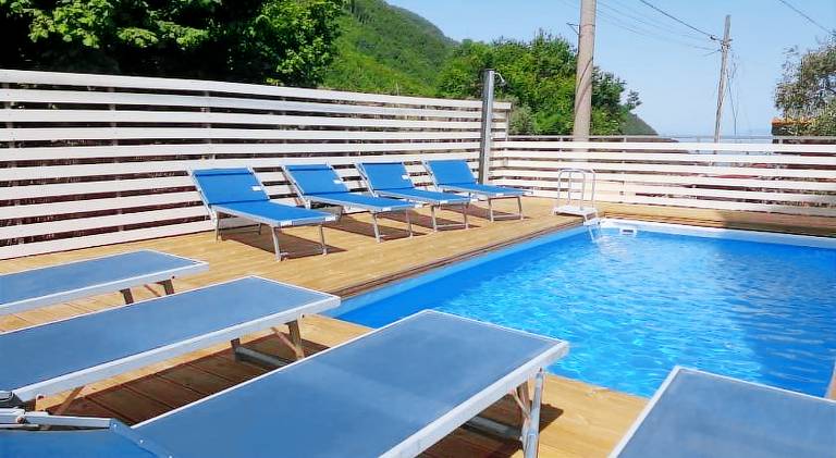 Holiday apartment with yard, barbeque & terrace in Castellammare di Stabia
