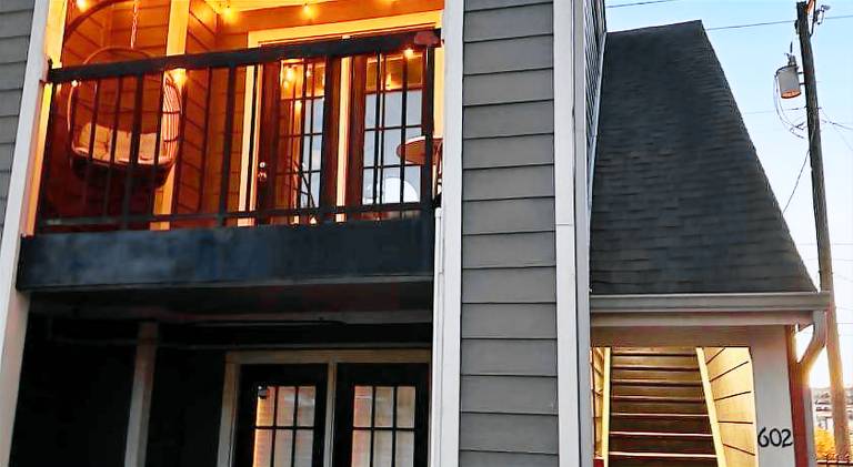 Walk to Broadway - Free Gated Parking - Cozy Condo — photo 4