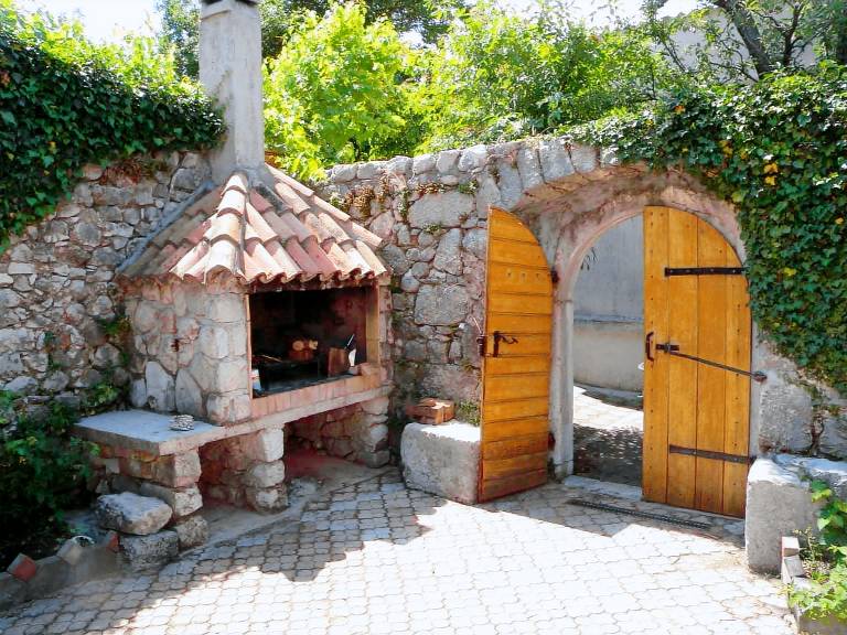 Holiday home with pool and barbecue in a quiet location — photo 5