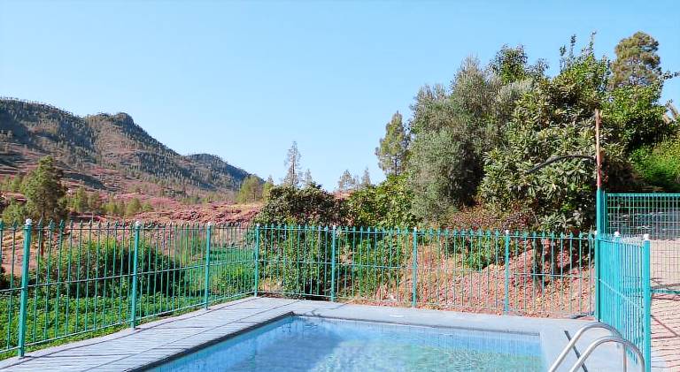 Vacation home with pool, yard & barbecue — photo 4
