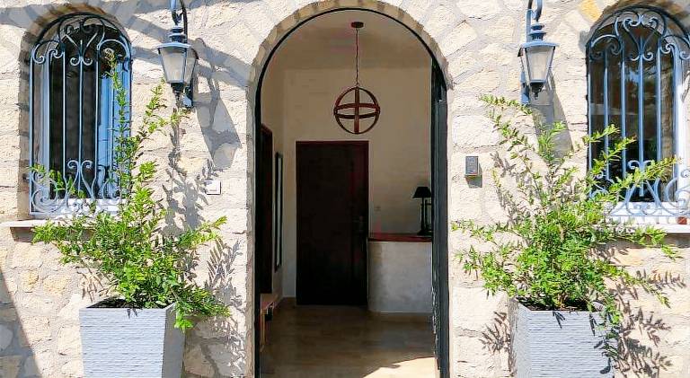 Villa with pool — photo 4