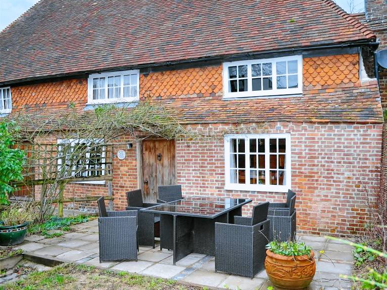 Children-friendly cottage with grill & yard | Pets allowed — photo 2